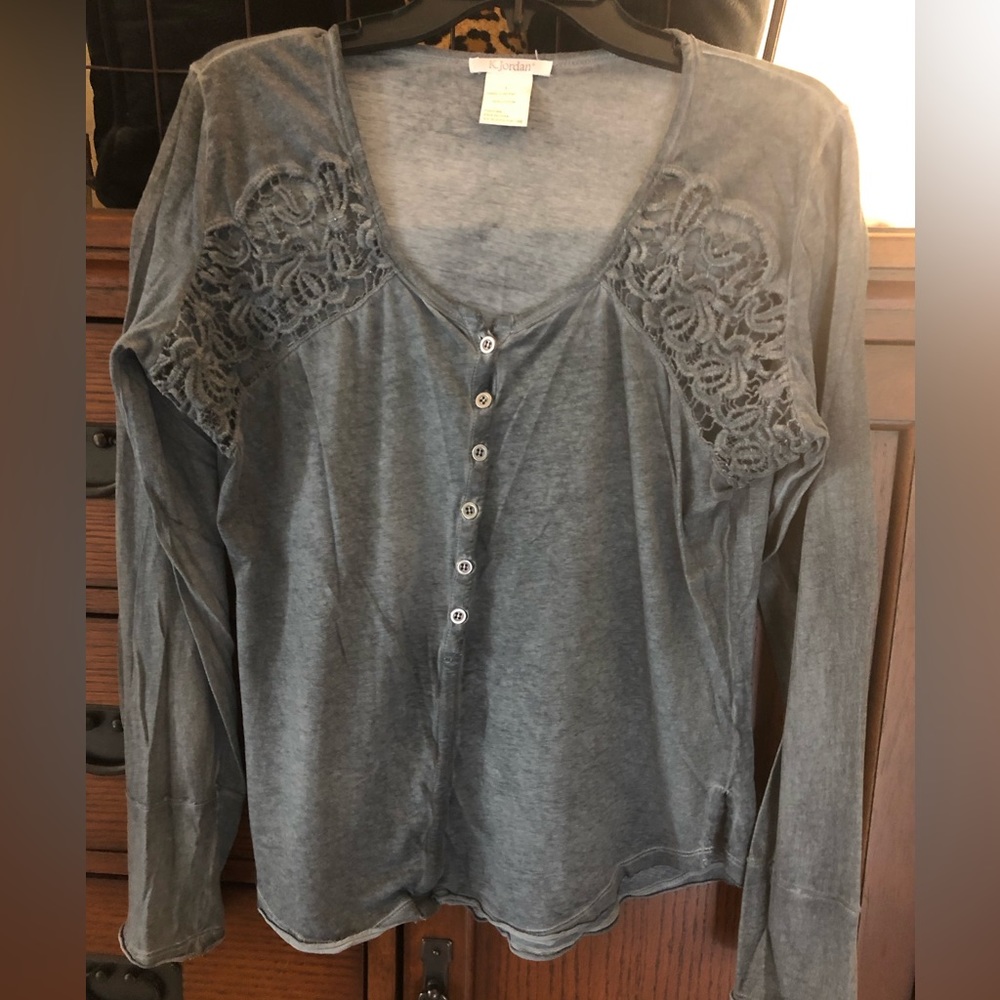 K Jordan Blue gray lace long sleeve Henley style button front tee shirt.❤️